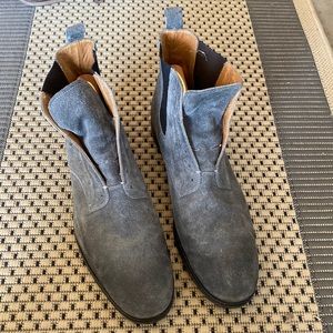 BEAUTIFUL gray suede boots